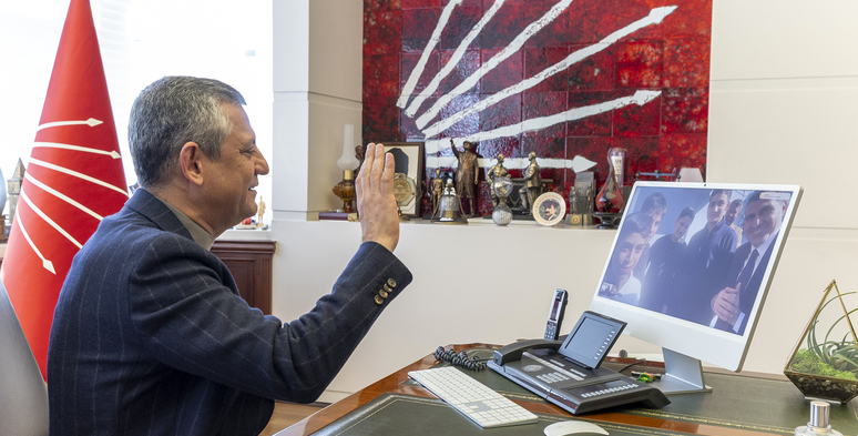 Özgür Özel,Atatürk büstünü koruyan gençler,Adana Büyüksaat Ortaokulu,CHP Adana,Anıl Tanburoğlu,Cumhuriyet sevgisi,19 Mayıs daveti,Özgür Özel Adanalı gençlerle ne konuştu?,Atatürk büstü düşmesin diye montunu seren genç,CHP Genel Başkanı’ndan Büyüksaat Ortaokulu’na destek talimatı,23 Nisan ve 19 Mayıs Anıtkabir daveti Özgür Özel