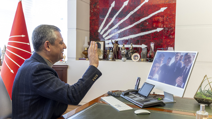 Özgür Özel,Atatürk büstünü koruyan gençler,Adana Büyüksaat Ortaokulu,CHP Adana,Anıl Tanburoğlu,Cumhuriyet sevgisi,19 Mayıs daveti,Özgür Özel Adanalı gençlerle ne konuştu?,Atatürk büstü düşmesin diye montunu seren genç,CHP Genel Başkanı’ndan Büyüksaat Ortaokulu’na destek talimatı,23 Nisan ve 19 Mayıs Anıtkabir daveti Özgür Özel