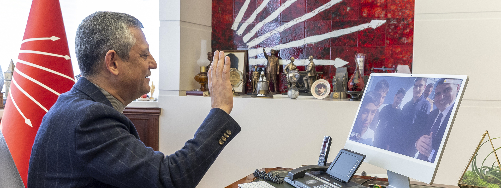 Özgür Özel,Atatürk büstünü koruyan gençler,Adana Büyüksaat Ortaokulu,CHP Adana,Anıl Tanburoğlu,Cumhuriyet sevgisi,19 Mayıs daveti,Özgür Özel Adanalı gençlerle ne konuştu?,Atatürk büstü düşmesin diye montunu seren genç,CHP Genel Başkanı’ndan Büyüksaat Ortaokulu’na destek talimatı,23 Nisan ve 19 Mayıs Anıtkabir daveti Özgür Özel