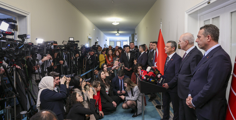 Özgür Özel,Numan Kurtulmuş,TBMM Raporu 7. Madde,AYM kararlarına saygı,AİHM kararları,demokratikleşme adımları,hukukun üstünlüğü,tutuksuz yargılama,uzlaşı kültürü,Meclis raporu 7. madde demokratikleşme adımları nelerdir?,CHP’nin AYM ve AİHM kararları konusundaki tutumu,Özgür Özel'den tutuksuz yargılama ve hukuk vurgusu,Uzlaşı kültürü,Çözüm süreci,Özgür Özel Numan Kurtulmuş görüşmesi detayları,Meclis raporu 6. ve 7. maddeler nedir?,CHP'nin toplumsal barış ve uzlaşı konusundaki tutumu.,Terör sorunundan kurtulma ve demokratikleşme adımları.