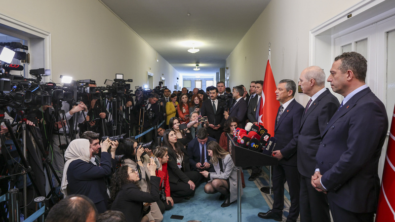 Özgür Özel,Numan Kurtulmuş,TBMM Raporu 7. Madde,AYM kararlarına saygı,AİHM kararları,demokratikleşme adımları,hukukun üstünlüğü,tutuksuz yargılama,uzlaşı kültürü,Meclis raporu 7. madde demokratikleşme adımları nelerdir?,CHP’nin AYM ve AİHM kararları konusundaki tutumu,Özgür Özel'den tutuksuz yargılama ve hukuk vurgusu,Uzlaşı kültürü,Çözüm süreci,Özgür Özel Numan Kurtulmuş görüşmesi detayları,Meclis raporu 6. ve 7. maddeler nedir?,CHP'nin toplumsal barış ve uzlaşı konusundaki tutumu.,Terör sorunundan kurtulma ve demokratikleşme adımları.