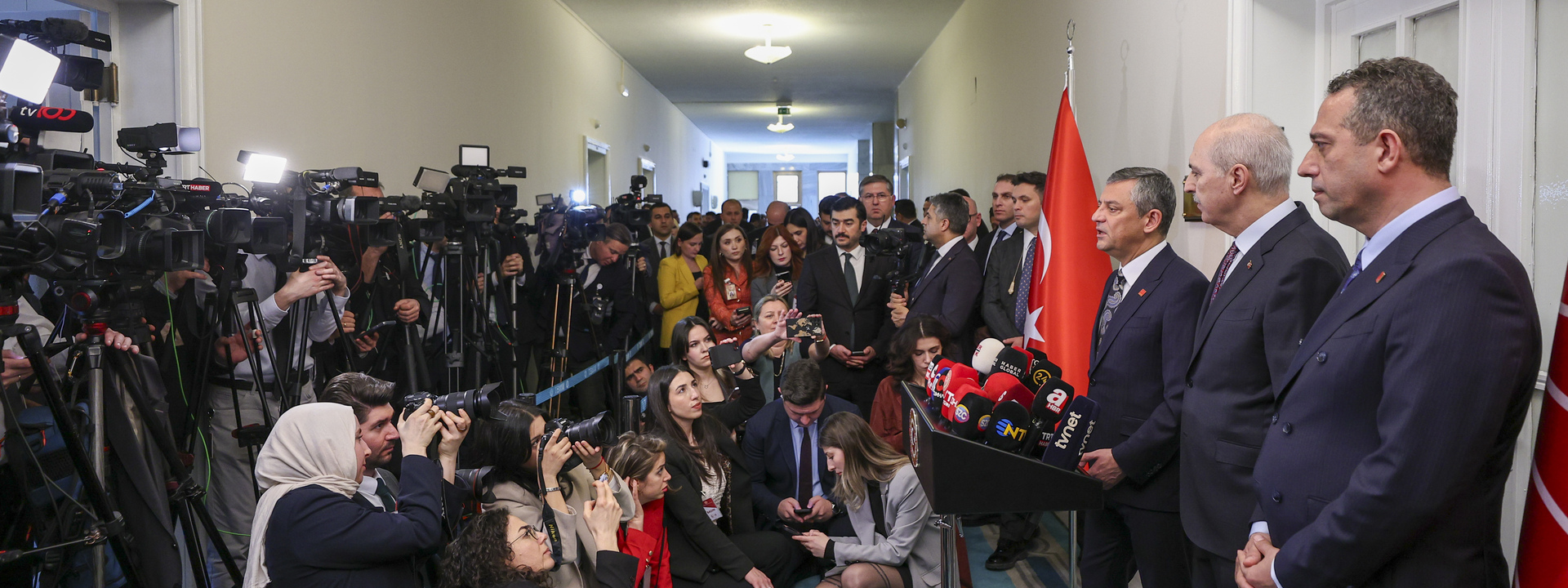 Özgür Özel,Numan Kurtulmuş,TBMM Raporu 7. Madde,AYM kararlarına saygı,AİHM kararları,demokratikleşme adımları,hukukun üstünlüğü,tutuksuz yargılama,uzlaşı kültürü,Meclis raporu 7. madde demokratikleşme adımları nelerdir?,CHP’nin AYM ve AİHM kararları konusundaki tutumu,Özgür Özel'den tutuksuz yargılama ve hukuk vurgusu,Uzlaşı kültürü,Çözüm süreci,Özgür Özel Numan Kurtulmuş görüşmesi detayları,Meclis raporu 6. ve 7. maddeler nedir?,CHP'nin toplumsal barış ve uzlaşı konusundaki tutumu.,Terör sorunundan kurtulma ve demokratikleşme adımları.