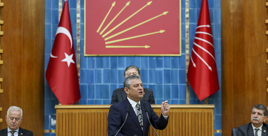 Özgür Özel TBMM Grup Konuşması,Türkiye İttifakı,CHP 1. Parti,1000 günlük seçim kampanyası,hükümet programı,Saray rejimi eleştirisi,39 ilçe demokrasi nöbeti,Erdoğan diploma,Ankara 44. Asliye,diploma davası reddi hakim talebi,Ekrem İmamoğlu İBB teftiş sonuçları,MASAK İBB raporu,kamu zararı saptaması,İmamoğlu diploma davası düştü mü?,Dünyanın en adaletsiz vergi sistemi,dolaylı vergi %62,5,telefon vergisi %50 ÖTV,vergiden vergi almak,Lidyalılar para Sümerler vergi Erdoğan vergiden vergi,108 bin liralık telefonun vergisi,zenginden %11 kurumlar vergisi,Boğaz köprülerinin satışı 3 milyar dolar,milli parklar 99 yıllığına kiralama,Abant ve Uludağ özelleştirme kanunu,gişeleri balyozla kırma vaadi,Sipil ve Soğuksu milli parkı,Galata Kulesi ve Yerebatan Sarnıcı peşkeşi,Soma Termik Santrali Torku iflası,42 bin kişi Soma'da soğukta,Polyak madeni Çinli şirket işten çıkarma,Türkiye Taşkömürü Kurumu 18 milyar borç,Erzincan İliç faciası yıl dönümü,Artvin Hot altın madeni siyanür,Ramazan iftar sofrası maliyeti 2026,dört kişilik iftar menüsü 3.950 TL,asgari ücretlinin alım gücü kaybı,MEB Ramazan çetelesi eleştirisi,Saadet Partisi iftarı İBB mi ödedi?,kutup yıldızı vs kutuplaştırma,Made in Europe Türkiye tehlikesi,Selin Sayek Böke Avrupa Birliği mektubu,Namık Tan Avrupa Parlamentosu görüşmeleri,Trump Gazze Barış Kurulu kumarhane planı,Hakan Fidan Netanyahu fotoğrafı eleştirisi,Gazze işgal planı turizm cenneti