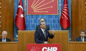 Özgür Özel TBMM Grup Konuşması,Türkiye İttifakı,CHP 1. Parti,1000 günlük seçim kampanyası,hükümet programı,Saray rejimi eleştirisi,39 ilçe demokrasi nöbeti,Erdoğan diploma,Ankara 44. Asliye,diploma davası reddi hakim talebi,Ekrem İmamoğlu İBB teftiş sonuçları,MASAK İBB raporu,kamu zararı saptaması,İmamoğlu diploma davası düştü mü?,Dünyanın en adaletsiz vergi sistemi,dolaylı vergi %62,5,telefon vergisi %50 ÖTV,vergiden vergi almak,Lidyalılar para Sümerler vergi Erdoğan vergiden vergi,108 bin liralık telefonun vergisi,zenginden %11 kurumlar vergisi,Boğaz köprülerinin satışı 3 milyar dolar,milli parklar 99 yıllığına kiralama,Abant ve Uludağ özelleştirme kanunu,gişeleri balyozla kırma vaadi,Sipil ve Soğuksu milli parkı,Galata Kulesi ve Yerebatan Sarnıcı peşkeşi,Soma Termik Santrali Torku iflası,42 bin kişi Soma'da soğukta,Polyak madeni Çinli şirket işten çıkarma,Türkiye Taşkömürü Kurumu 18 milyar borç,Erzincan İliç faciası yıl dönümü,Artvin Hot altın madeni siyanür,Ramazan iftar sofrası maliyeti 2026,dört kişilik iftar menüsü 3.950 TL,asgari ücretlinin alım gücü kaybı,MEB Ramazan çetelesi eleştirisi,Saadet Partisi iftarı İBB mi ödedi?,kutup yıldızı vs kutuplaştırma,Made in Europe Türkiye tehlikesi,Selin Sayek Böke Avrupa Birliği mektubu,Namık Tan Avrupa Parlamentosu görüşmeleri,Trump Gazze Barış Kurulu kumarhane planı,Hakan Fidan Netanyahu fotoğrafı eleştirisi,Gazze işgal planı turizm cenneti