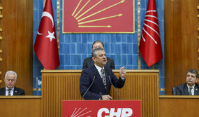 Özgür Özel TBMM Grup Konuşması,Türkiye İttifakı,CHP 1. Parti,1000 günlük seçim kampanyası,hükümet programı,Saray rejimi eleştirisi,39 ilçe demokrasi nöbeti,Erdoğan diploma,Ankara 44. Asliye,diploma davası reddi hakim talebi,Ekrem İmamoğlu İBB teftiş sonuçları,MASAK İBB raporu,kamu zararı saptaması,İmamoğlu diploma davası düştü mü?,Dünyanın en adaletsiz vergi sistemi,dolaylı vergi %62,5,telefon vergisi %50 ÖTV,vergiden vergi almak,Lidyalılar para Sümerler vergi Erdoğan vergiden vergi,108 bin liralık telefonun vergisi,zenginden %11 kurumlar vergisi,Boğaz köprülerinin satışı 3 milyar dolar,milli parklar 99 yıllığına kiralama,Abant ve Uludağ özelleştirme kanunu,gişeleri balyozla kırma vaadi,Sipil ve Soğuksu milli parkı,Galata Kulesi ve Yerebatan Sarnıcı peşkeşi,Soma Termik Santrali Torku iflası,42 bin kişi Soma'da soğukta,Polyak madeni Çinli şirket işten çıkarma,Türkiye Taşkömürü Kurumu 18 milyar borç,Erzincan İliç faciası yıl dönümü,Artvin Hot altın madeni siyanür,Ramazan iftar sofrası maliyeti 2026,dört kişilik iftar menüsü 3.950 TL,asgari ücretlinin alım gücü kaybı,MEB Ramazan çetelesi eleştirisi,Saadet Partisi iftarı İBB mi ödedi?,kutup yıldızı vs kutuplaştırma,Made in Europe Türkiye tehlikesi,Selin Sayek Böke Avrupa Birliği mektubu,Namık Tan Avrupa Parlamentosu görüşmeleri,Trump Gazze Barış Kurulu kumarhane planı,Hakan Fidan Netanyahu fotoğrafı eleştirisi,Gazze işgal planı turizm cenneti