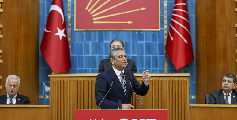 Özgür Özel TBMM Grup Konuşması,Türkiye İttifakı,CHP 1. Parti,1000 günlük seçim kampanyası,hükümet programı,Saray rejimi eleştirisi,39 ilçe demokrasi nöbeti,Erdoğan diploma,Ankara 44. Asliye,diploma davası reddi hakim talebi,Ekrem İmamoğlu İBB teftiş sonuçları,MASAK İBB raporu,kamu zararı saptaması,İmamoğlu diploma davası düştü mü?,Dünyanın en adaletsiz vergi sistemi,dolaylı vergi %62,5,telefon vergisi %50 ÖTV,vergiden vergi almak,Lidyalılar para Sümerler vergi Erdoğan vergiden vergi,108 bin liralık telefonun vergisi,zenginden %11 kurumlar vergisi,Boğaz köprülerinin satışı 3 milyar dolar,milli parklar 99 yıllığına kiralama,Abant ve Uludağ özelleştirme kanunu,gişeleri balyozla kırma vaadi,Sipil ve Soğuksu milli parkı,Galata Kulesi ve Yerebatan Sarnıcı peşkeşi,Soma Termik Santrali Torku iflası,42 bin kişi Soma'da soğukta,Polyak madeni Çinli şirket işten çıkarma,Türkiye Taşkömürü Kurumu 18 milyar borç,Erzincan İliç faciası yıl dönümü,Artvin Hot altın madeni siyanür,Ramazan iftar sofrası maliyeti 2026,dört kişilik iftar menüsü 3.950 TL,asgari ücretlinin alım gücü kaybı,MEB Ramazan çetelesi eleştirisi,Saadet Partisi iftarı İBB mi ödedi?,kutup yıldızı vs kutuplaştırma,Made in Europe Türkiye tehlikesi,Selin Sayek Böke Avrupa Birliği mektubu,Namık Tan Avrupa Parlamentosu görüşmeleri,Trump Gazze Barış Kurulu kumarhane planı,Hakan Fidan Netanyahu fotoğrafı eleştirisi,Gazze işgal planı turizm cenneti