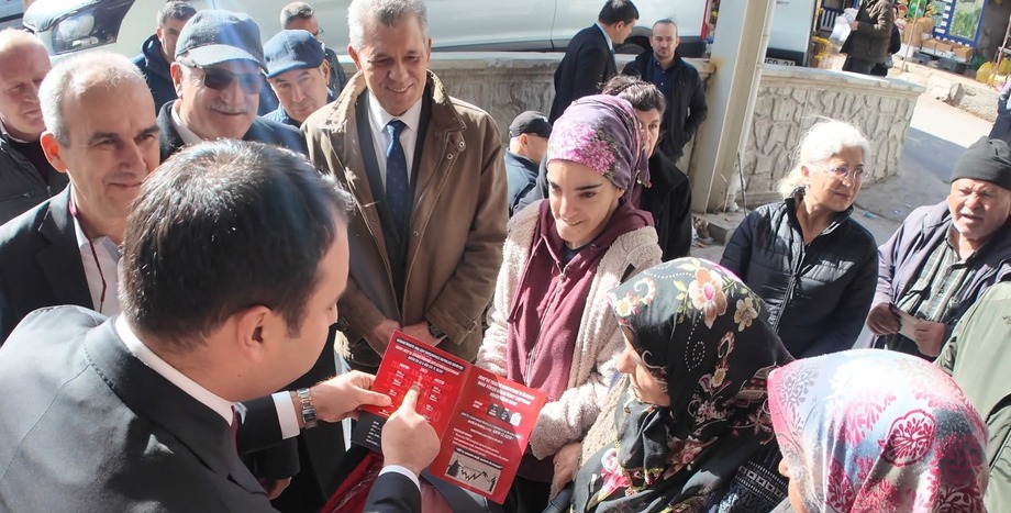 İl Başkanımız Nejat Türktaş, Beyşehir İlçe Başkanımız Sefa Akar, İl Disiplin Kurulu Başkanımız Ulaş Çalıkuşu ve il yöneticilerimiz ile birlikte Beyşehir semt pazarında pazar esnafı ve vatandaşlarımızla bir araya geldi.