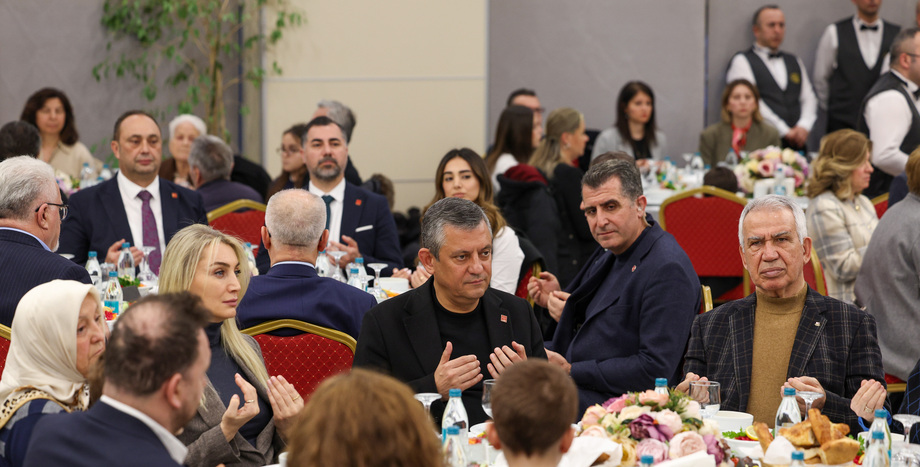CHP Lideri  Özgür Özel,  Aile Dayanışma Ağı Vakfı’nın İftar Yemeğine Katıldı