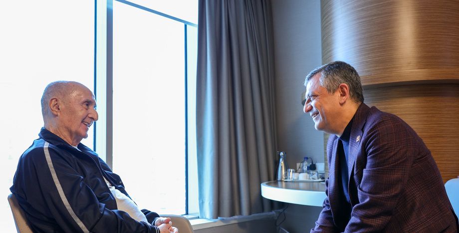 CHP Lideri Özgür Özel, Önceki CHP Genel Başkanı Hikmet Çetin’i Ziyaret Etti