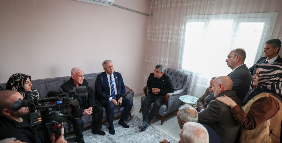 CHP Genel Başkanı Özgür Özel, Kahramanmaraş’ın Şekeroba Beldesi’nde...