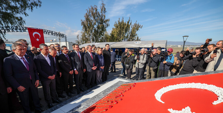 CHP Genel Başkanı Özgür Özel, Hatay Antakya’da Narlıca Deprem Şehitliğini Ziyaret Etti