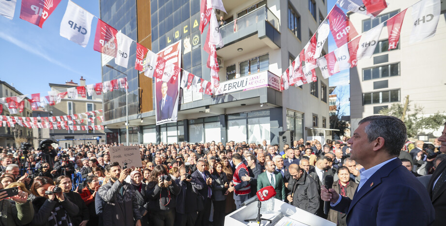 CHP Lideri Özgür Özel: “Bu Yıkılan Bütün Evleri, Depremden Önce Yıkıp Yapacak Kadar Paranın Üç Katı Toplanmış”