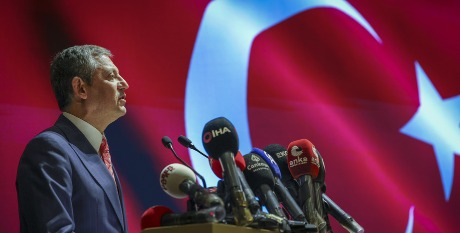 CHP Lideri Özgür Özel: "Topraklarımızı Düşmana Teslim Etmeyen Tüm Kahramanlarımızın Anısı Önünde Saygıyla Eğiliyorum"