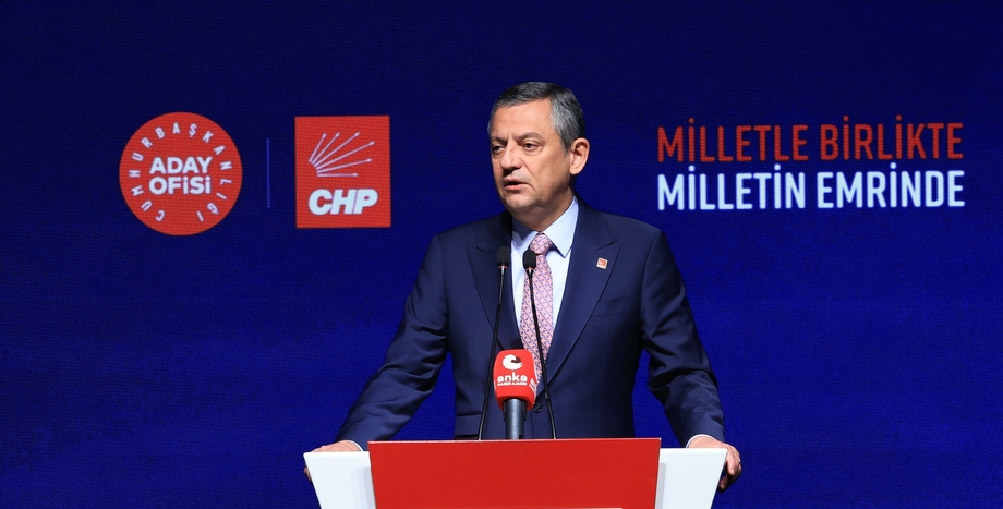 Özgür Özel,CHP,Parlamenter Demokrasi, Cumhurbaşkanlığı Aday Ofisi, Türkiye İttifakı,Vergi Reformu,Adalet Reformu, Ekrem İmamoğlu Silivri,Güçlü Meclis ve parlamenter sistem,Kuvvetler ayrılığı anayasal düzen,Sivil darbe ve ara rejim eleştirisi,Bağımsız yargı reformu paketi,AYM ve AİHM kararlarına uyum sözü,Dolaylı vergi oranlarının düşürülmesi,Adil vergi sistemi reformu,Emekli maaşı asgari ücret eşitleme,Bayram ikramiyesi asgari ücret vaadi,Doğalgaz ve elektrik faturası desteği,ÖTV’siz tırnak makası ve ev aletleri,Temel Vatandaşlık Geliri nedir?,Ücretsiz okul yemeği ve su vaadi,Kamuda mülakatın kaldırılması,Kiralık sosyal konut projesi TOKİ,İstanbul Sözleşmesi’ne geri dönüş,Öğretmen ve sağlık çalışanı atamaları,Alım garantili tarım modeli,Çiftçi mazotundan verginin kaldırılması,Çiftçi borç faizlerinin silinmesi,Türkiye Planlama Teşkilatı'nın kurulması,Avrupa Birliği tam üyelik ve vizesiz Avrupa,İran saldırısı CHP tutumu,Savunma sanayi personel hakları,Astsubay ve binbaşı makam tazminatı,"CHP iktidarında emekli maaşları ne kadar olacak?","Temel vatandaşlık geliri kimlere verilecek?","Özgür Özel 2 Mart konuşması tam metni","Ekrem İmamoğlu aday olabilecek mi?"