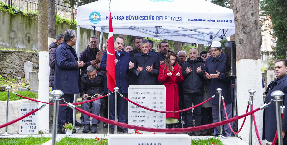 CHP Lideri Özgür Özel, Manisa’da Bayram Namazının Ardından Kabristanları Ziyaret Etti