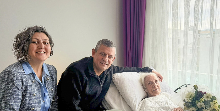 Cumhuriyet Halk Partisi Genel Başkanı Özgür Özel'den İlkokul Öğretmeni Gülseren Hasyamanlar’a Ziyaret