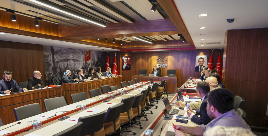 CHP Lideri Özgür Özel, Dijital Dünya ve Güvenlik Toplantısına Başkanlık Etti