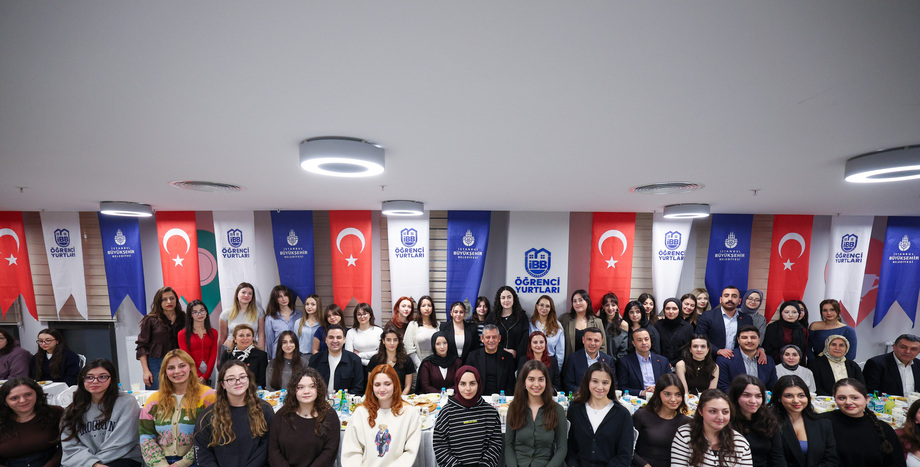 CHP Lideri Özgür Özel, İBB Zübeyde Hanım Yükseköğrenim Kız Öğrenci Yurdunda Öğrencilerle Birlikte İftar Yaptı