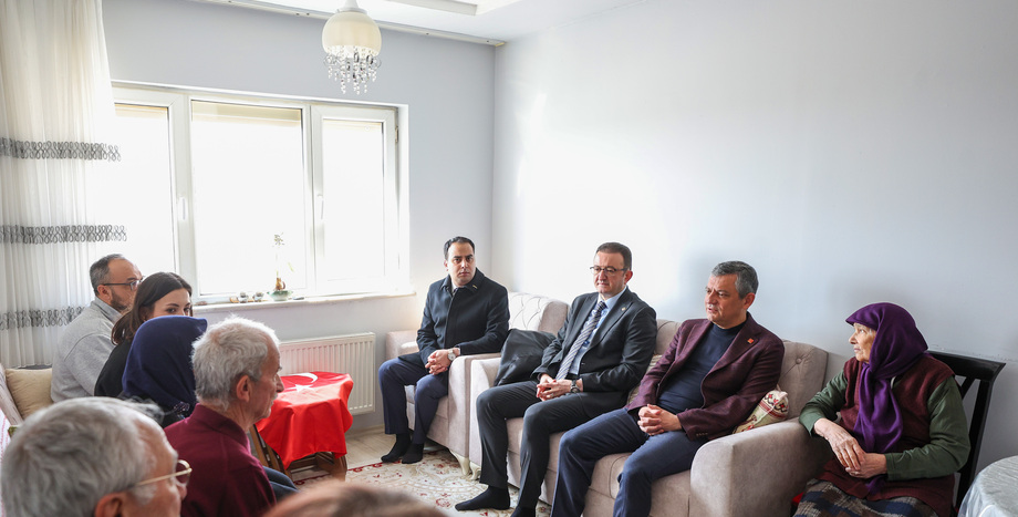 CHP Genel Başkanı Özgür Özel'den Fatma Nur Çelik Öğretmen'in Ailesine Taziye Ziyareti