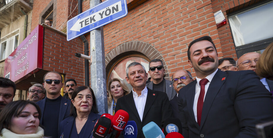 CHP Lideri Özgür Özel: “Biz Adil Yargılanmanın Peşindeyiz Ama Maça Çıkıyoruz, Hakem Rakip Takımın Formasını Giymiş”