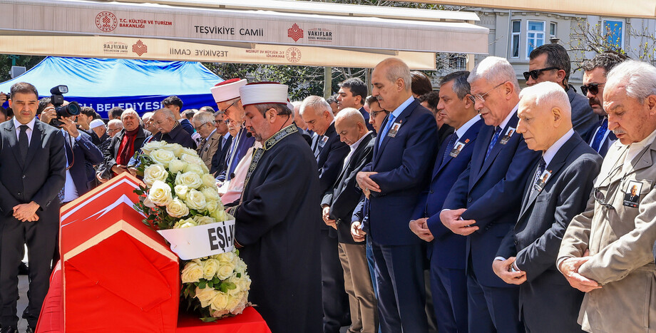 CHP Genel Başkanı Özgür Özel, TBMM Başkanlarından Hüsamettin Cindoruk'un Cenaze Törenine Katıldı