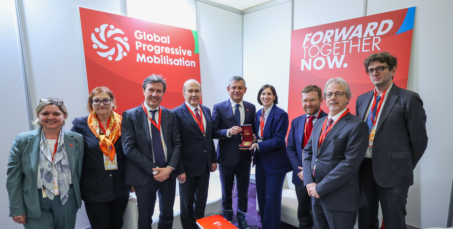 CHP Lideri Özgür Özel, Barselona'da Junya Ogwa, Elly Schlein ve Jesse Klaver ile Bir Araya Geldi