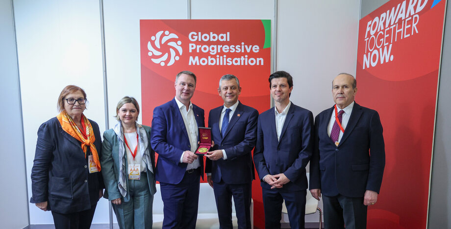 CHP Genel Başkanı Özgür Özel, Barselona'da SPÖ Genel Başkanı Andreas Babler ile Bir Araya Geldi