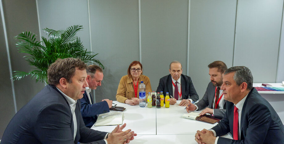 CHP Lideri Özgür Özel, Barselona'da SPD Eş Genel Başkanı Lars Klingbeil ile Bir Araya Geldi