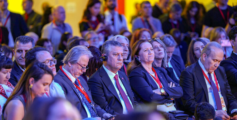 CHP Genel Başkanı Özgür Özel, Barselona'da GPM İlerici Kentler Oturumuna Katıldı