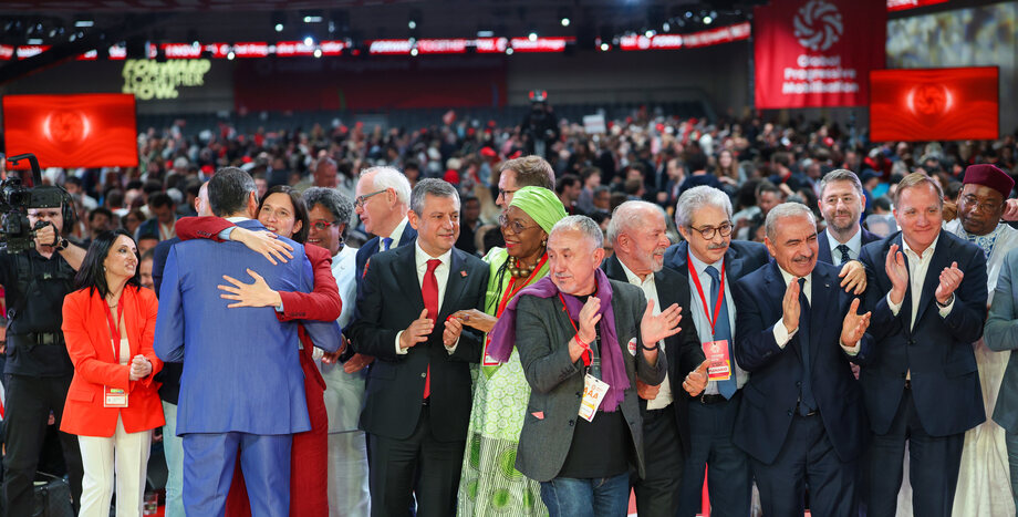 CHP Lideri Özgür Özel, Barcelona'da Düzenlenen Küresel İlerici Seferberlik Toplantısına Katıldı