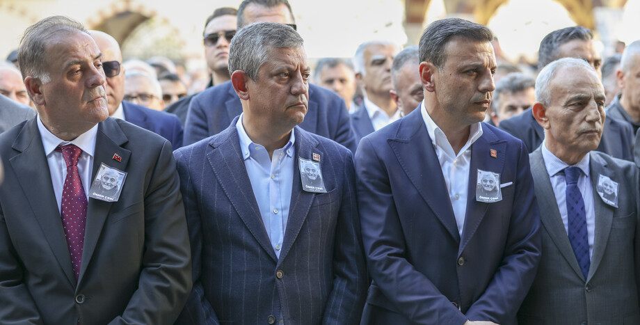 CHP Genel Başkanı Özgür Özel, Ömer Çebi'nin Cenaze Törenine Katıldı