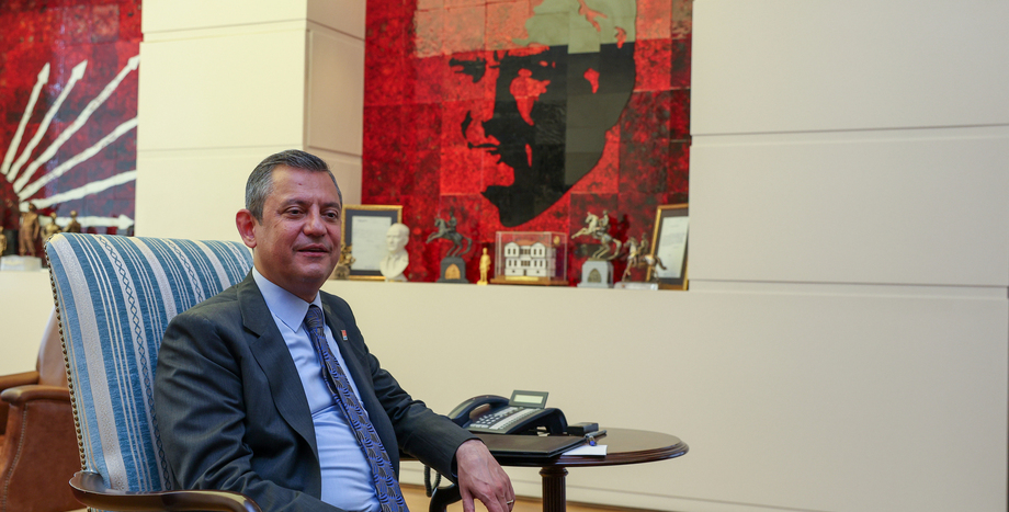 CHP Genel Başkanı Özgür Özel, Milli Güreşçi Rıza Kayaalp'i Kutladı