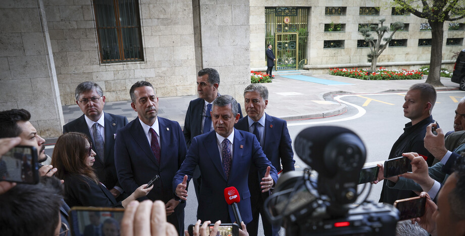 CHP Lideri Özgür Özel: “Ben Arkama Milletin Rüzgarını Almışım, Kimse Arkasına Saklandığı Anayasayı Çiğnemeye Çalışmasın”