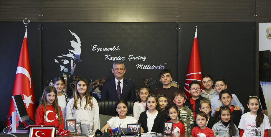 Cumhuriyet Halk Partisi Genel Başkanı Özgür Özel, 23 Nisan'da Koltuğunu Devretti