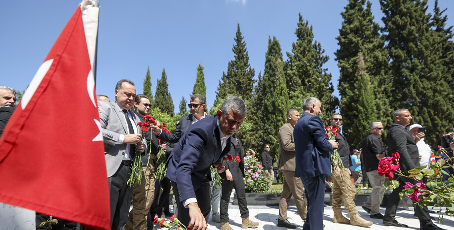 CHP Genel Başkanı Özgür Özel, Soma'da Maden Şehitliğini Ziyaret Etti