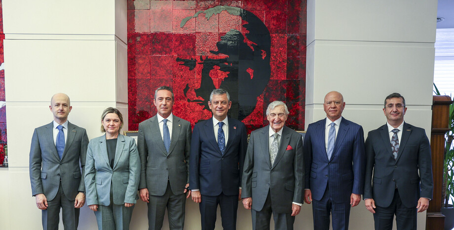 Cumhuriyet Halk Partisi Genel Başkanı Özgür Özel, Koç Ailesi ile Görüştü