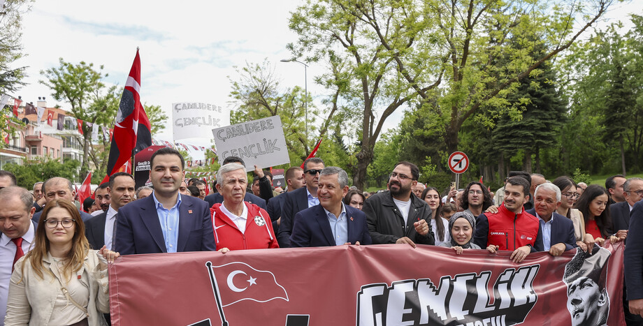 CHP Lideri Özgür Özel: “Mücadelemizde En Büyük Görev Gençlerdedir; Onlara Güveniyoruz, Birlikte Yürüyoruz”