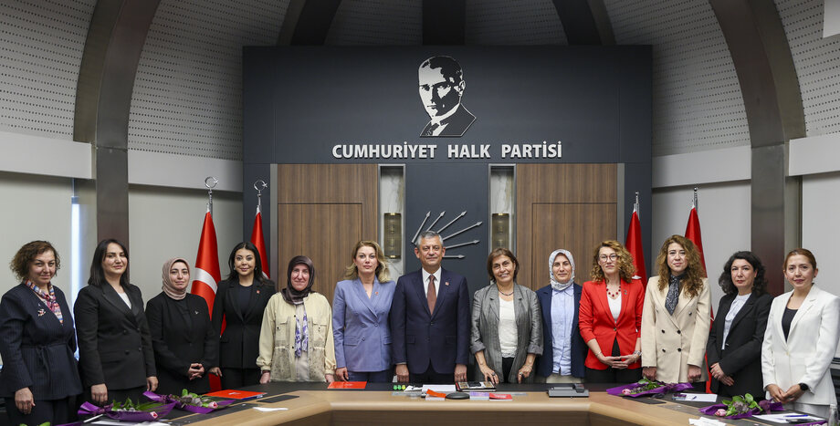 Cumhuriyet Halk Partisi Genel Başkanı Özgür Özel, Kadın Politika Başkanları ile Bir Araya Geldi
