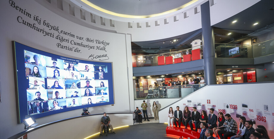 Cumhuriyet Halk Partisi Genel Başkanı Özgür Özel, Gençlerle Bir Araya Geldi