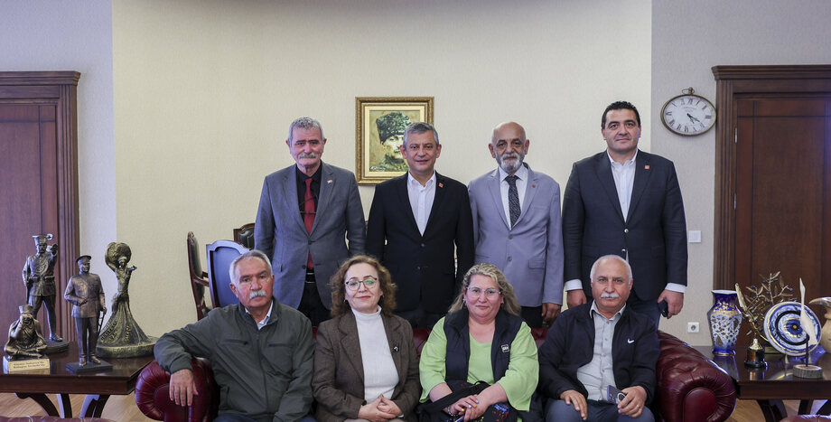 CHP Lideri Özgür Özel, Emekli-Sen Genel Başkanı Cengiz Yavuz ve Beraberindeki Heyetle Bir Araya Geldi