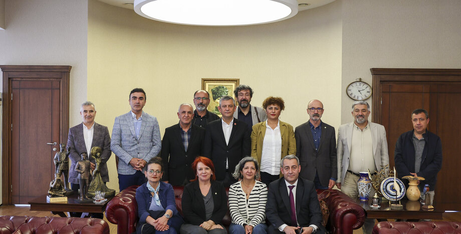 CHP Lideri Özgür Özel, KESK Eş Genel Başkanı Ayfer Koçak ve Beraberindeki Heyet ile Bir Araya Geldi