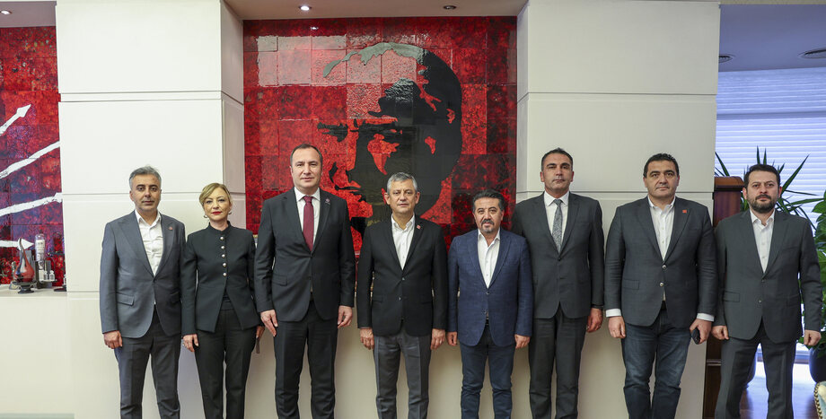 CHP Lideri Özgür Özel, Eğitim-İş Genel Başkanı Kadem Özbay ve Beraberindeki Heyet ile Bir Araya Geldi