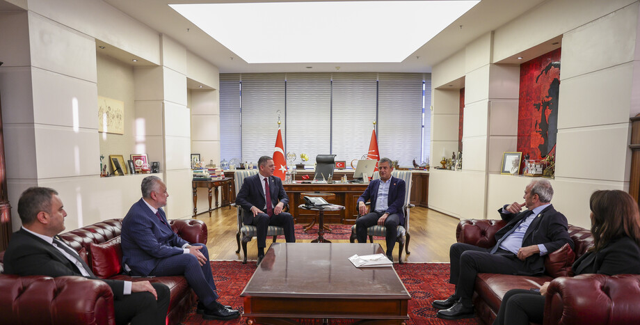 CHP Genel Başkanı Özgür Özel, TBB Başkanı Erinç Sağkan ve Beraberindeki Heyetle Bir Araya Geldi