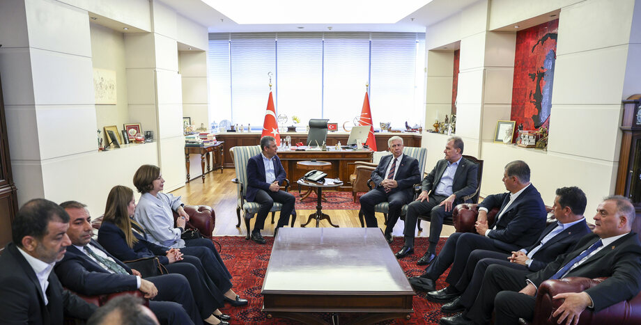 CHP Genel Başkanı Özgür Özel, Büyükşehir Belediye Başkanları ile Bir Araya Geldi
