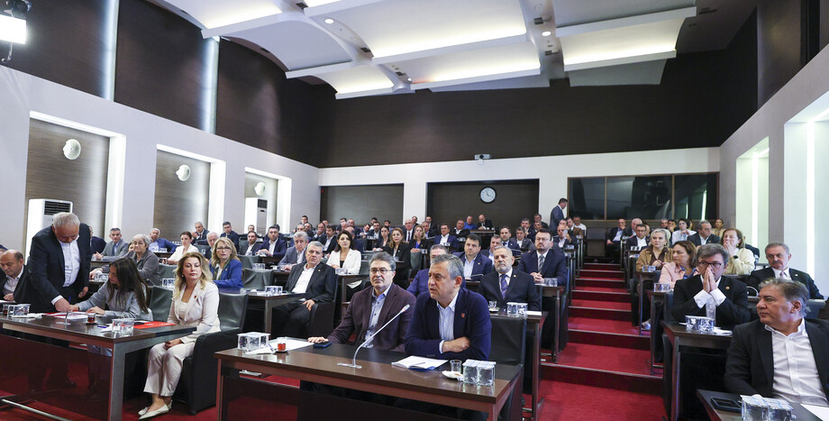 CHP Lideri Özgür Özel, 110 Milletvekilinin Desteği ile Yeniden Grup Başkanı Seçildi