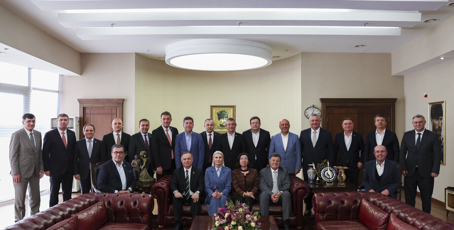 CHP Lideri Özgür Özel, İl Belediye Başkanları ile Bir Araya Geldi