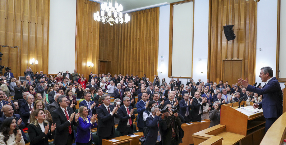 CHP Lideri Özgür Özel: “Bırak Saraylarda Mermer Olmayı, Toprak Ol, Bağrında Güller Yetişsin”