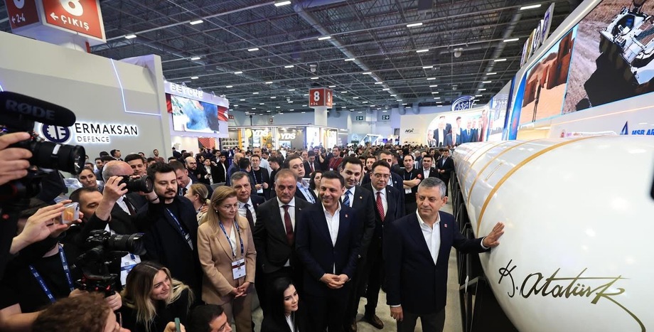 CHP Lideri Özgür Özel ve Gençlik Kolları Genel Başkanı Cem Aydın SAHA 2026’da