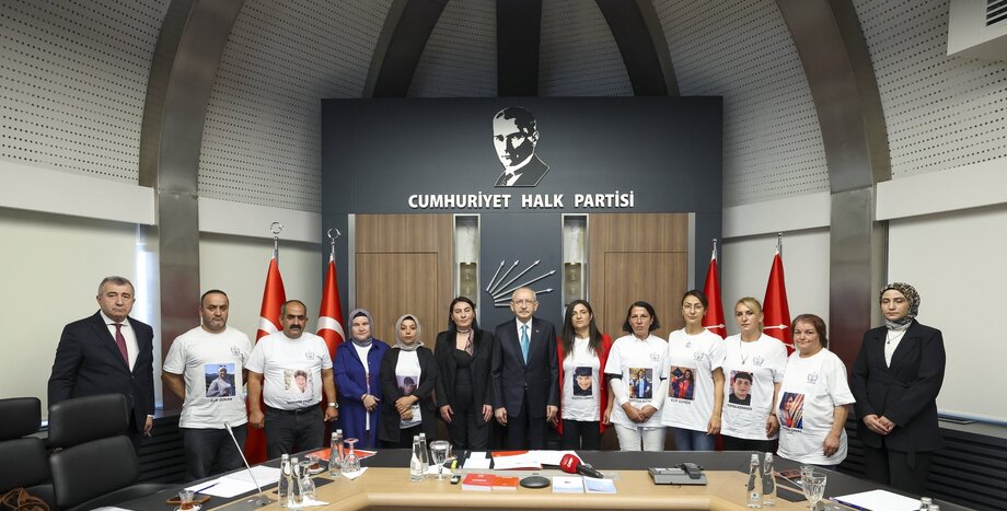CHP Genel Başkanı Kılıçdaroğlu, UHDER Yönetimi ile Kadın ve Çocuk Cinayetlerinde Yakınlarını Kaybeden Ailelerle Görüştü