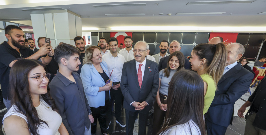 CHP Lideri Kemal Kılıçdaroğlu, Kadın Kolları Tarafından Genel Merkezde Kurulan Üniversite Tercih Merkezini Ziyaret Etti